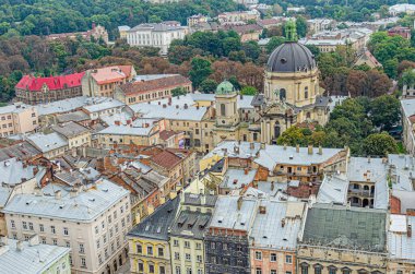 Lviv, Ukrayna - 20 Eylül 2014: Lviv, Ukrayna 'daki eski şehrin panoraması.
