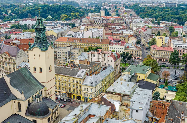 Lviv, Ukrayna - 20 Eylül 2014: Lviv, Ukrayna 'daki eski şehrin panoraması.