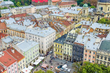 Lviv, Ukrayna - 20 Eylül 2014: Lviv, Ukrayna 'daki eski şehrin panoraması.