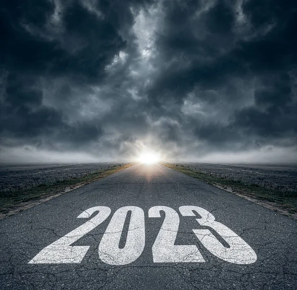 2023 Asfalt Yol Karanlık Bulutlu Gökyüzünün Ortasındaki Otoyolda Yazılmış Gelecek — Stok fotoğraf