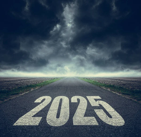 2025 Asfalt Yol Karanlık Bulutlu Gökyüzünün Ortasındaki Otoyolda Yazılmış Gelecek — Stok fotoğraf