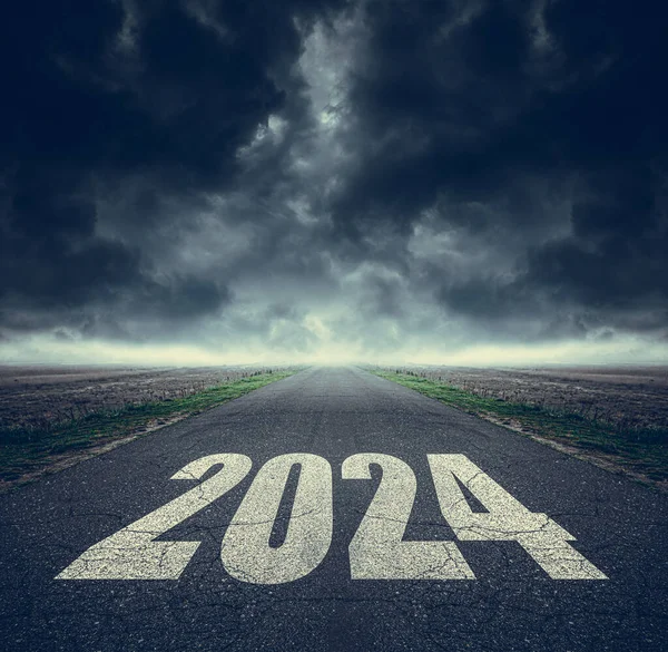 2024年写在公路上 在柏油路中间 乌云密布的天空中 未来愿景2024 — 图库照片