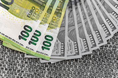 Avro ve dolar banknotları ortak bir yığında. Avrupa ve ABD döviz kuru - kavram.