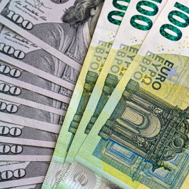 Avro ve dolar banknotları ortak bir yığında. Avrupa ve ABD döviz kuru - kavram.