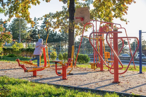 Een Klein Kind Een Kinderspeelplaats Outdoor Fitnesstoestellen — Stockfoto