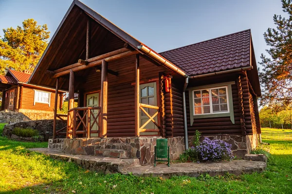 ログハウス 自然を背景に村の木造住宅 — ストック写真