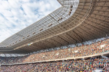 Lviv, Ukrayna - 20 Haziran 2015: Lviv-Arena stadyumundaki seyirciler.