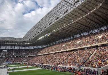 Lviv, Ukrayna - 20 Haziran 2015: Lviv-Arena stadyumundaki seyirciler.