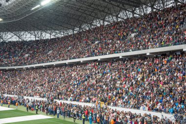 Lviv, Ukrayna - 20 Haziran 2015: Lviv-Arena stadyumundaki seyirciler.