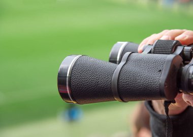 Adam stadyumda dürbünle bakıyor..