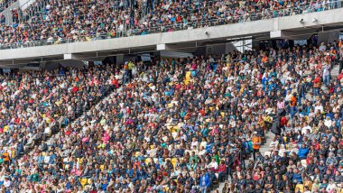 Lviv, Ukrayna - 20 Haziran 2015: Lviv-Arena stadyumundaki seyirciler.