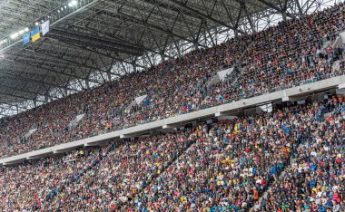 Lviv, Ukrayna - 20 Haziran 2015: Lviv-Arena stadyumundaki seyirciler.