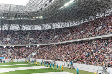 Lviv, Ukrayna - 20 Haziran 2015: Lviv-Arena stadyumundaki seyirciler.