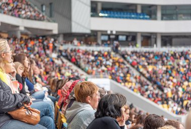 Lviv, Ukrayna - 20 Haziran 2015: Lviv-Arena stadyumundaki seyirciler.