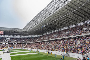 Lviv, Ukrayna - 20 Haziran 2015: Lviv-Arena stadyumundaki seyirciler.