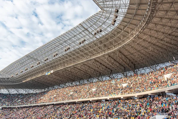 Lviv, Ukrayna - 20 Haziran 2015: Lviv-Arena stadyumundaki seyirciler.