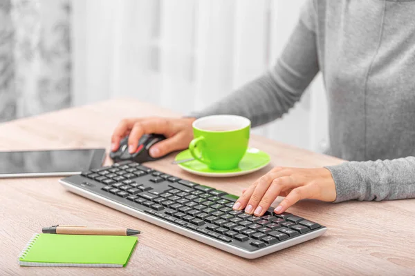 Posto Lavoro Con Tablet Altri Gadget Sul Tavolo Ministero Degli — Foto Stock