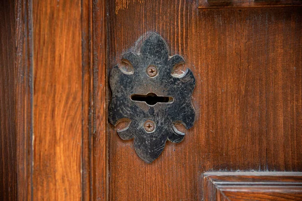 Κλείσιμο Κλειδαρότρυπας Αντίκας Κόκκινη Παλιά Πόρτα — Φωτογραφία Αρχείου