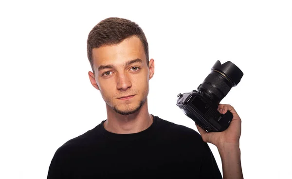 白い背景に一眼レフカメラを持つ若い男 — ストック写真