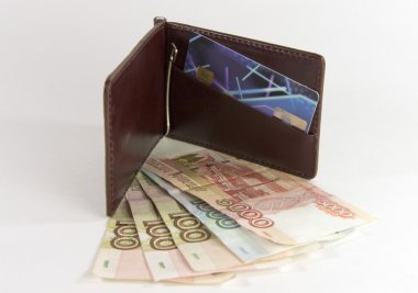 beyaz zemin üzerinde bir kredi kartı ve para ile cüzdan