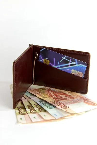 Lommebok med penger og kredittkort på hvit bakgrunn – stockfoto