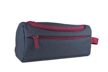 Makyaj çantası ve bazı kozmetik üzerine beyaz izole kapatmak