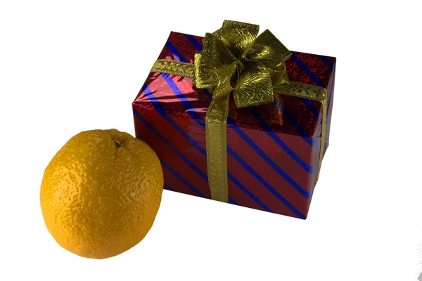 Altın fiyonklu izole kırmızı hediye kutusu — Stok fotoğraf