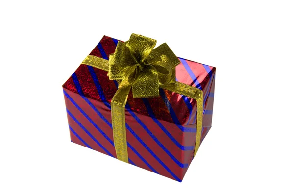 Caja de regalo roja con arco de oro aislado — Foto de Stock
