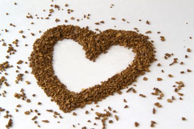 Kahve çekirdeklerinin kalbi beyaz arka planda izole edilmiş.