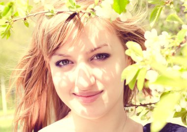 çiçekli bahçe içinde bir genç kız