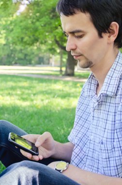 bir akıllı telefon olan genç bir adam