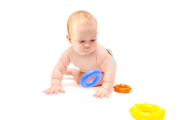 Bambino gioca con gli anelli — Foto Stock