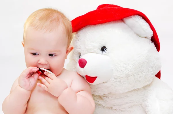 Bebê com um urso de brinquedo — Fotografia de Stock