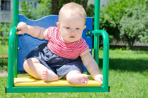 Bebê menina em um balanço — Fotografia de Stock