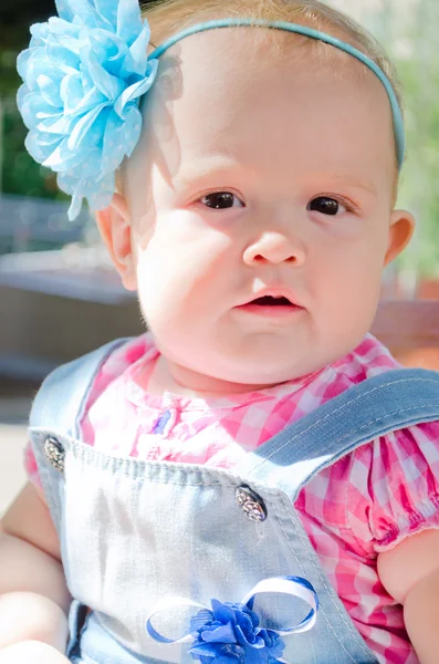 Bambina con un fiocco blu — Foto Stock