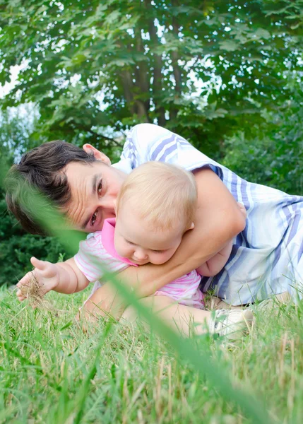 Papa spielt mit Baby auf dem Rasen — Stockfoto