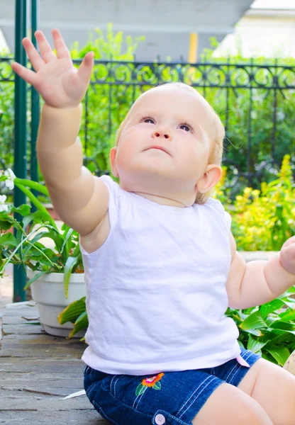 Niño saludando —  Fotos de Stock