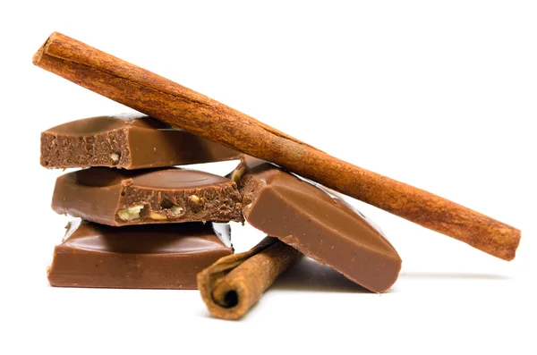 Pedazos de chocolate con palitos de canela —  Fotos de Stock