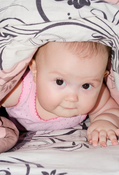 Ребенок под одеялом — стоковое фото