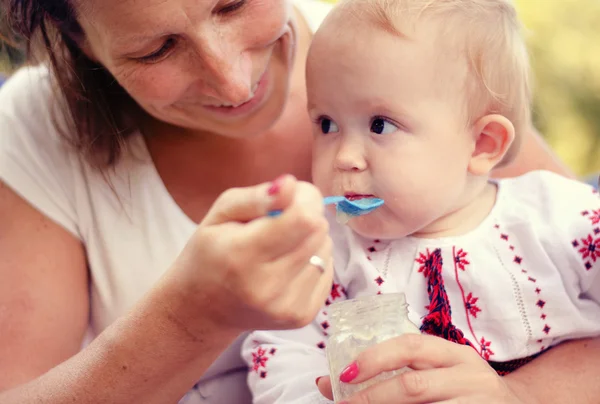 Mutter füttert ihr Baby — Stockfoto