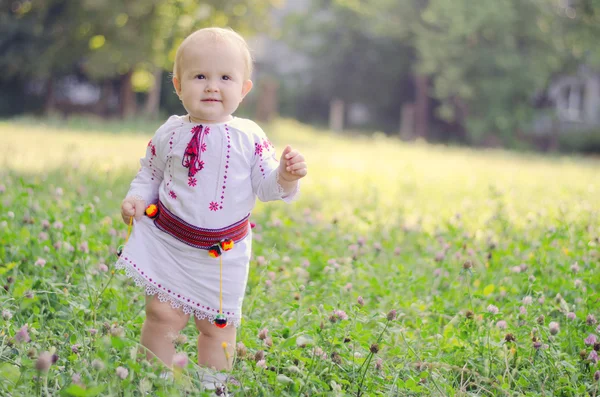 Gelukkig babymeisje in een jurk — Stockfoto