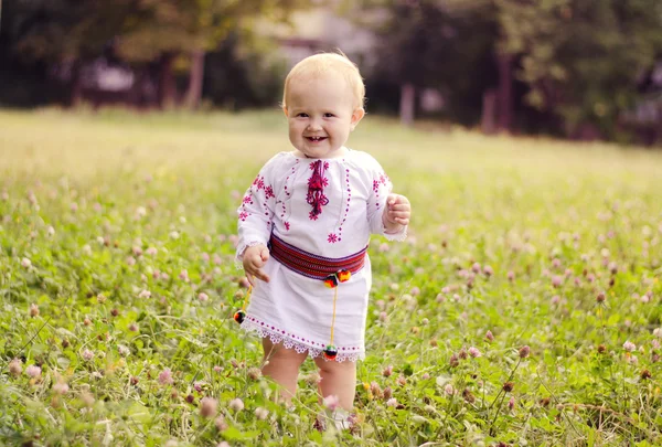 Heureux bébé fille dans un champ — Photo