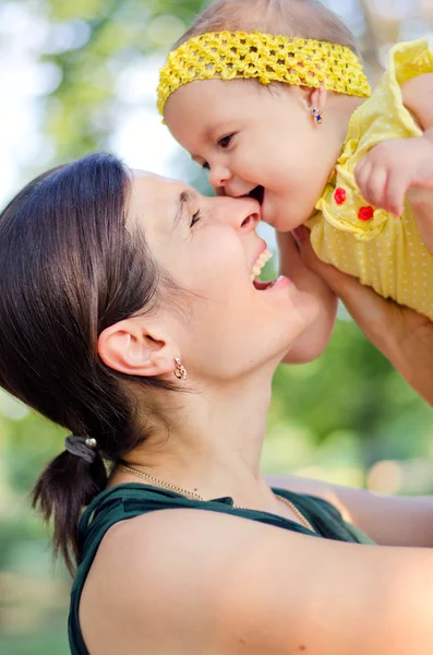 Gelukkig moeder en dochter — Stockfoto