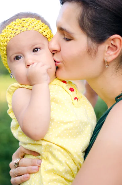 Anne kızı öpüşme