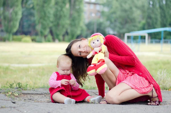 Mor, dotter och docka — Stockfoto