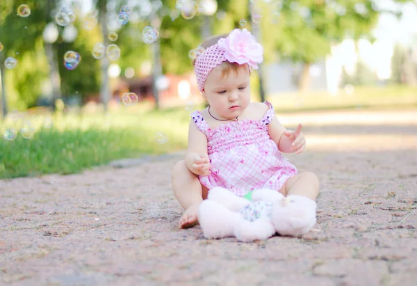 Baby meisje met teddybeer — Stockfoto