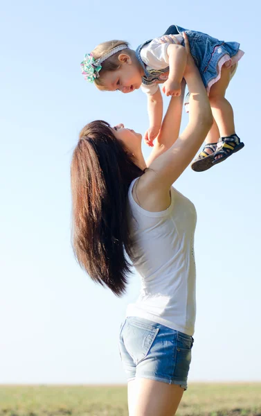 Mom throws baby in sky — Stock Photo, Image
