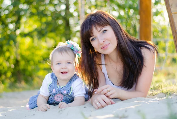 Mãe e filha pequena — Fotografia de Stock