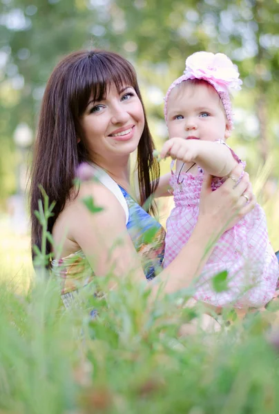 Maminka a dcera v trávě — Stock fotografie