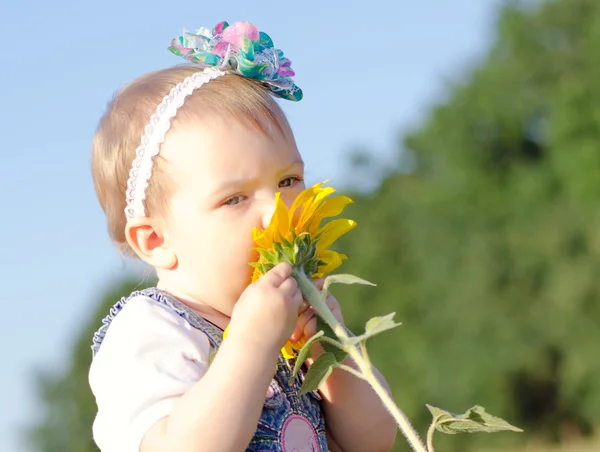 Meisje van de baby en zonnebloem — Stockfoto